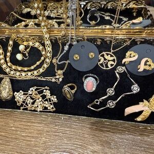 VINTAGE AVON, lot of jewelry: bracelets, KESINGTON RING, and more!!